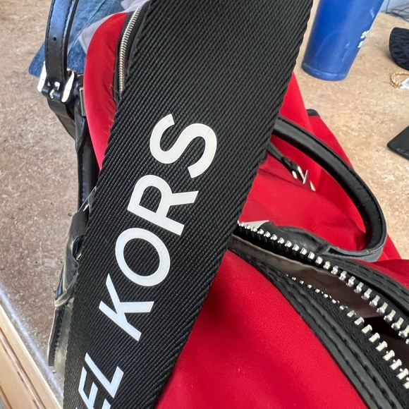MICHAEL KORS Duffle Bag & a “FREEBIE” 🔥 MK card holder ❤️ - Picture 11 of 14